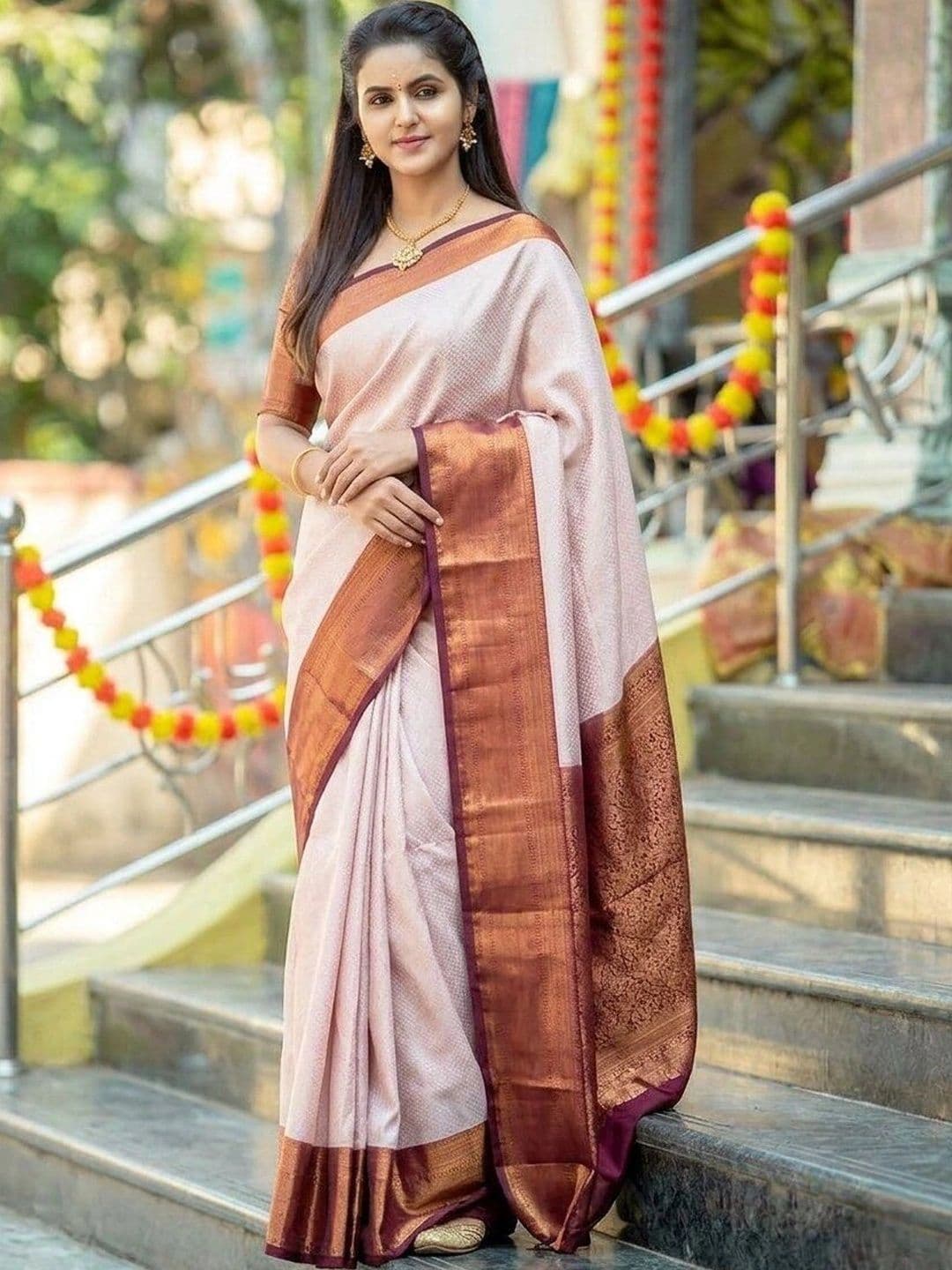 PAZVADI Woven Design Zari Silk Blend Designer Kanjeevaram Saree - view 1