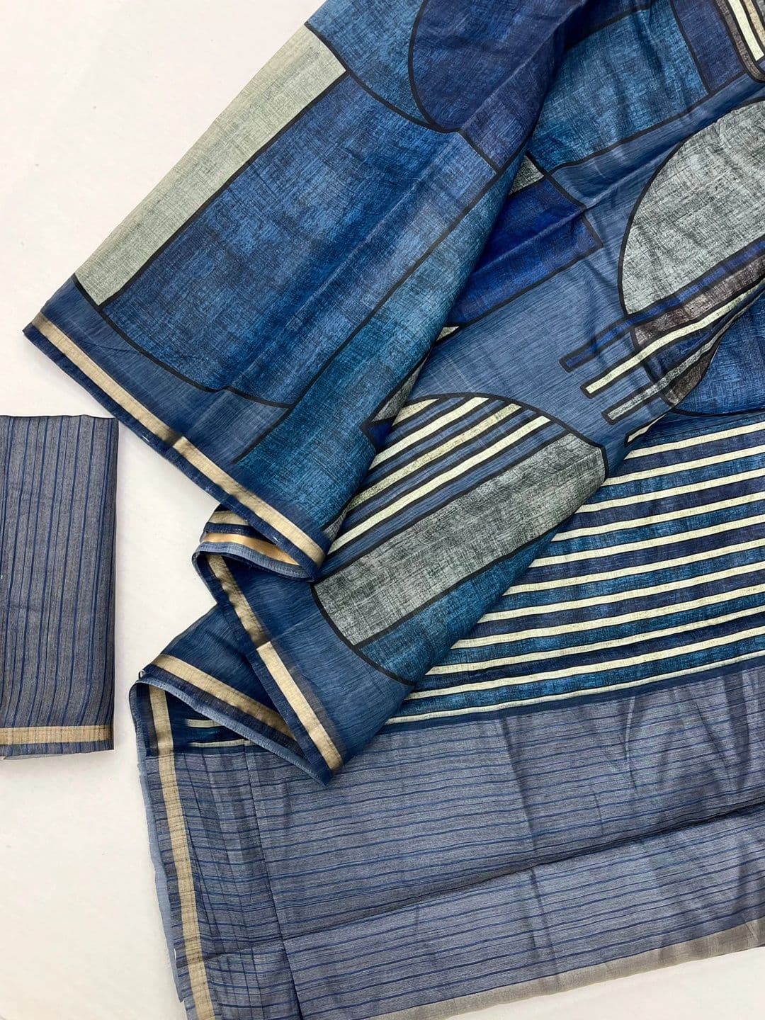 NARIVESH TRENDS Saree thumbnail 5