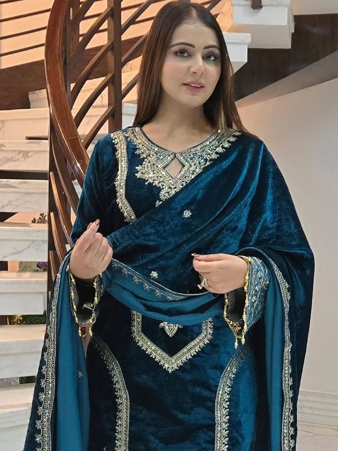 B&B Fashion Womend Regular Velvet Kurta with Trousers & With Dupatta thumbnail 7