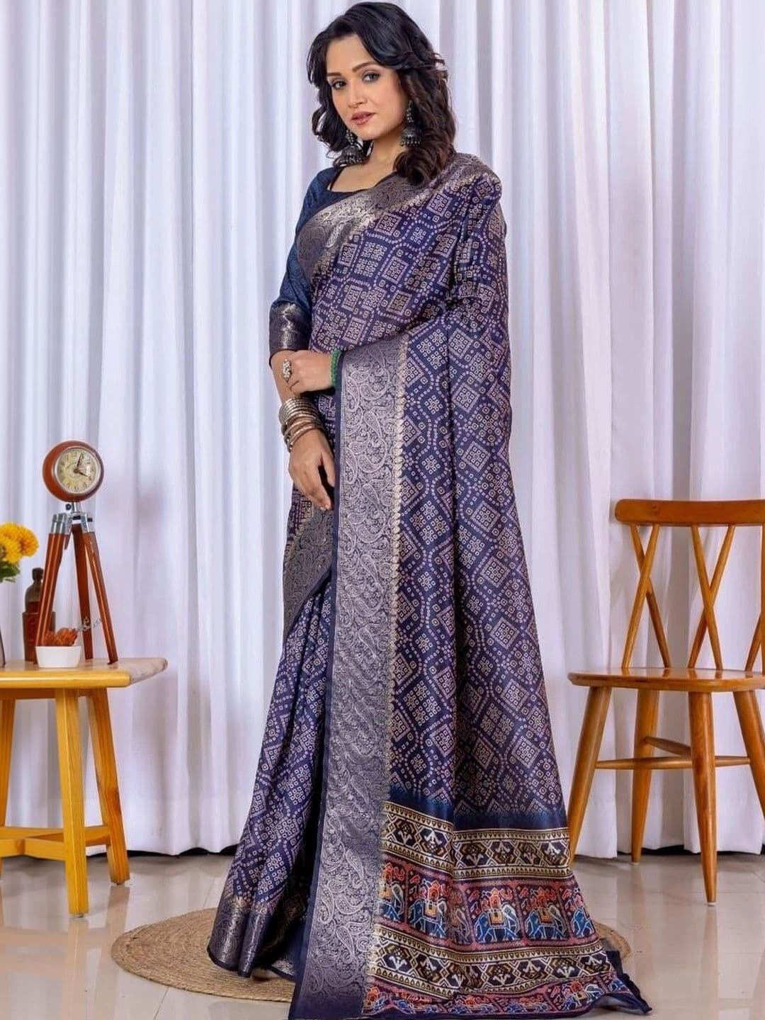 Sampada india Floral Zari Silk Blend Saree thumbnail 2