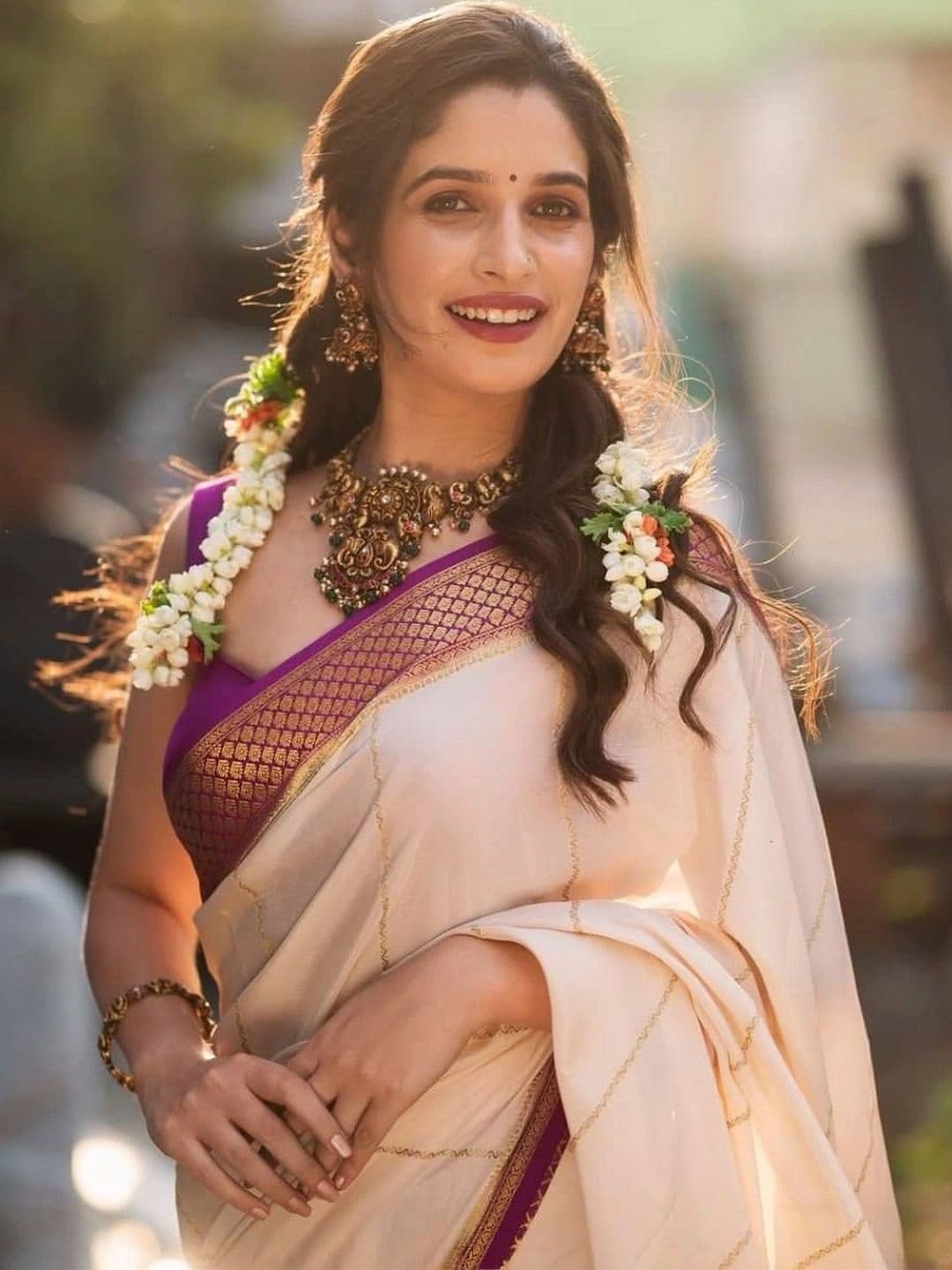 PAZVADI Woven Design Zari Silk Blend Designer Kanjeevaram Saree thumbnail 2