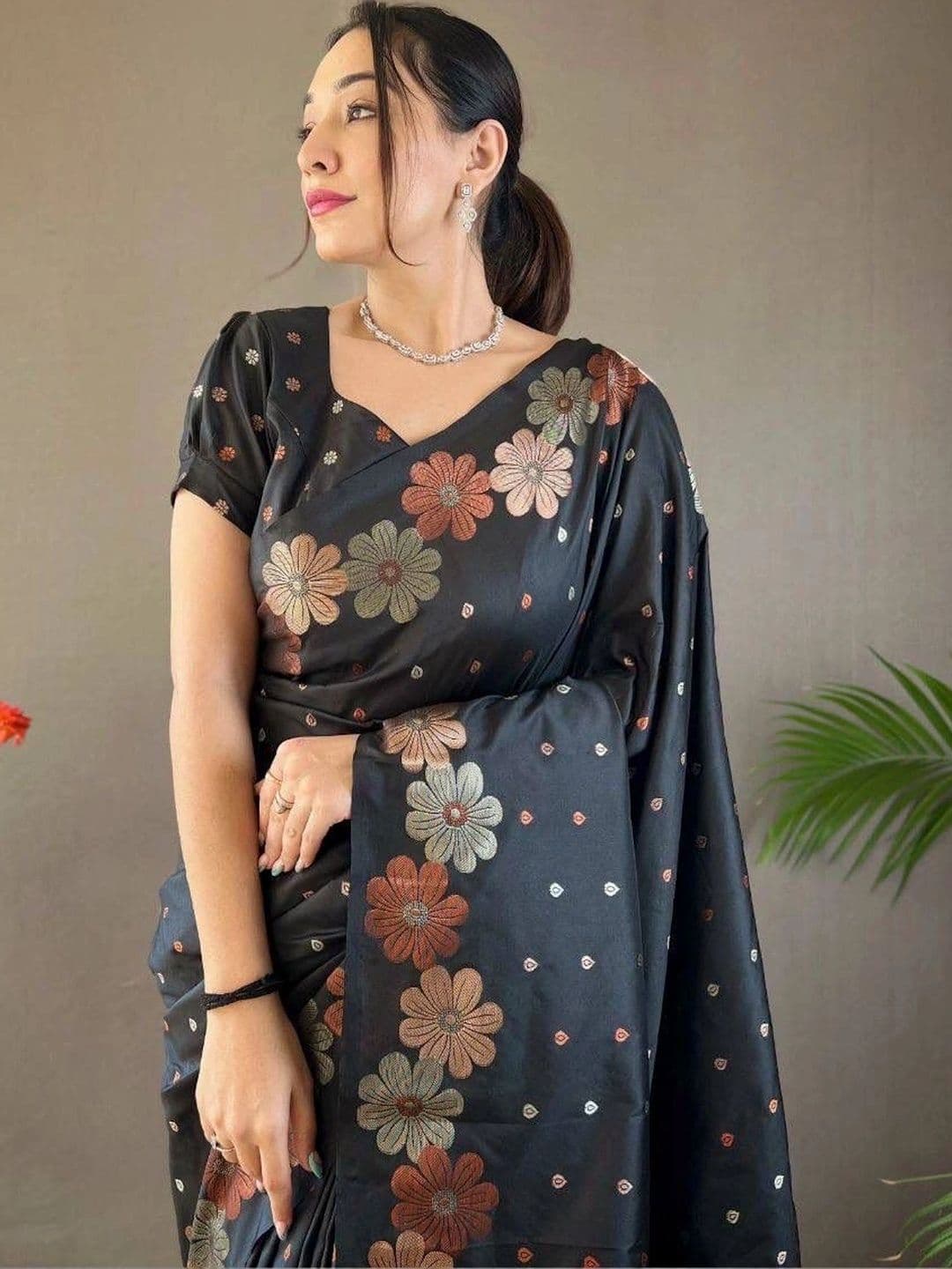 PAZVADI Woven Design Zari Silk Blend Designer Kanjeevaram Saree thumbnail 2