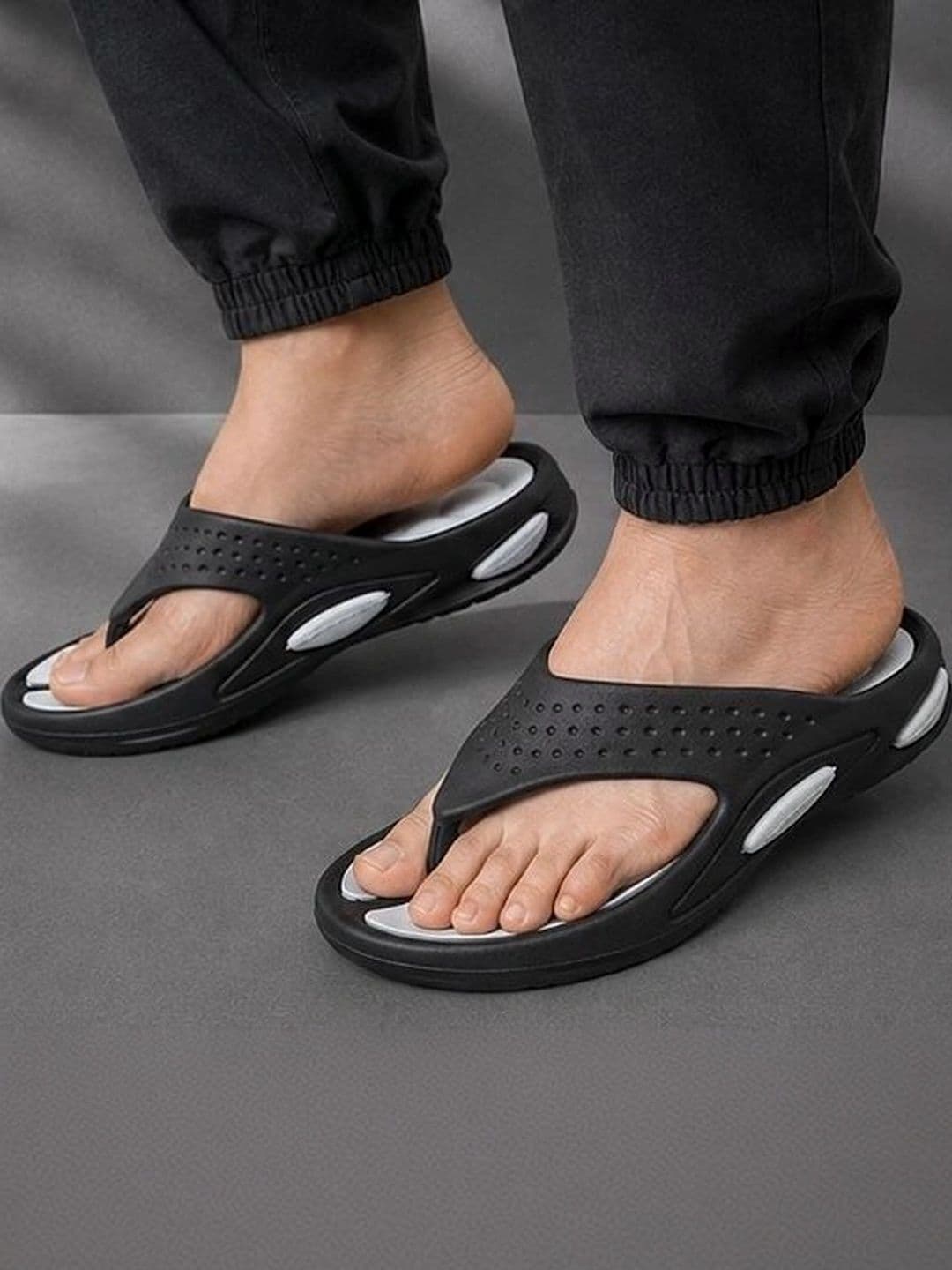 VOOLIO Men Colourblocked Thong Flip-Flops - view 1