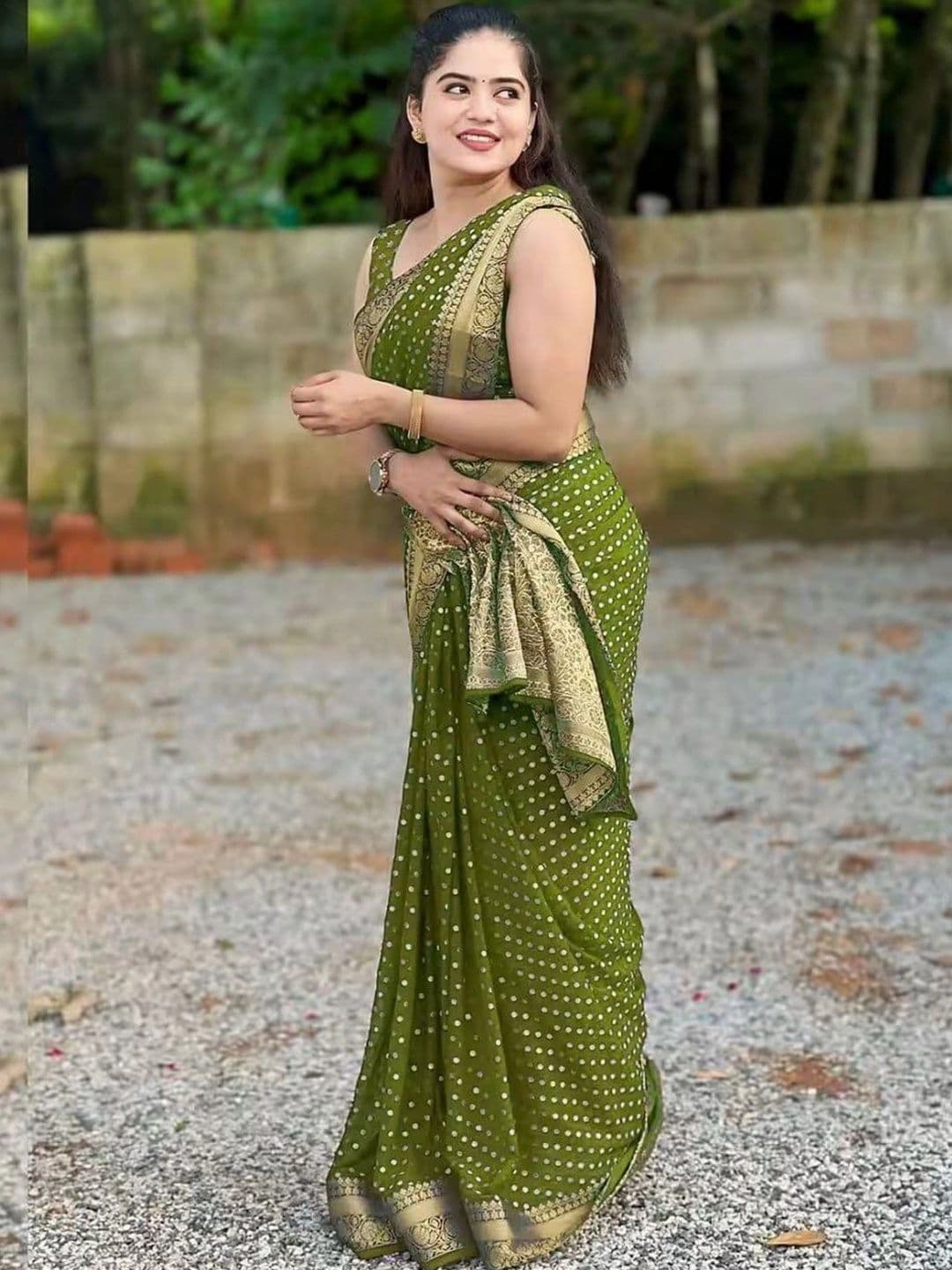 Milvia Woven Design Zari Silk Blend Designer Banarasi Saree thumbnail 3