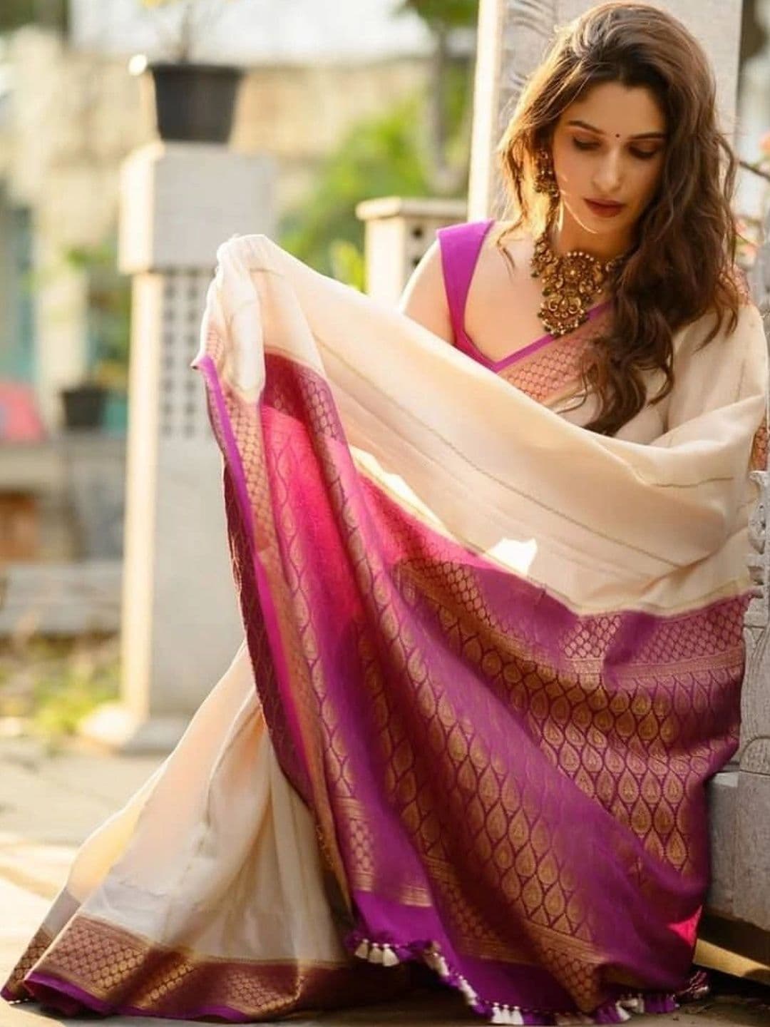 PAZVADI Woven Design Zari Silk Blend Designer Kanjeevaram Saree - view 1