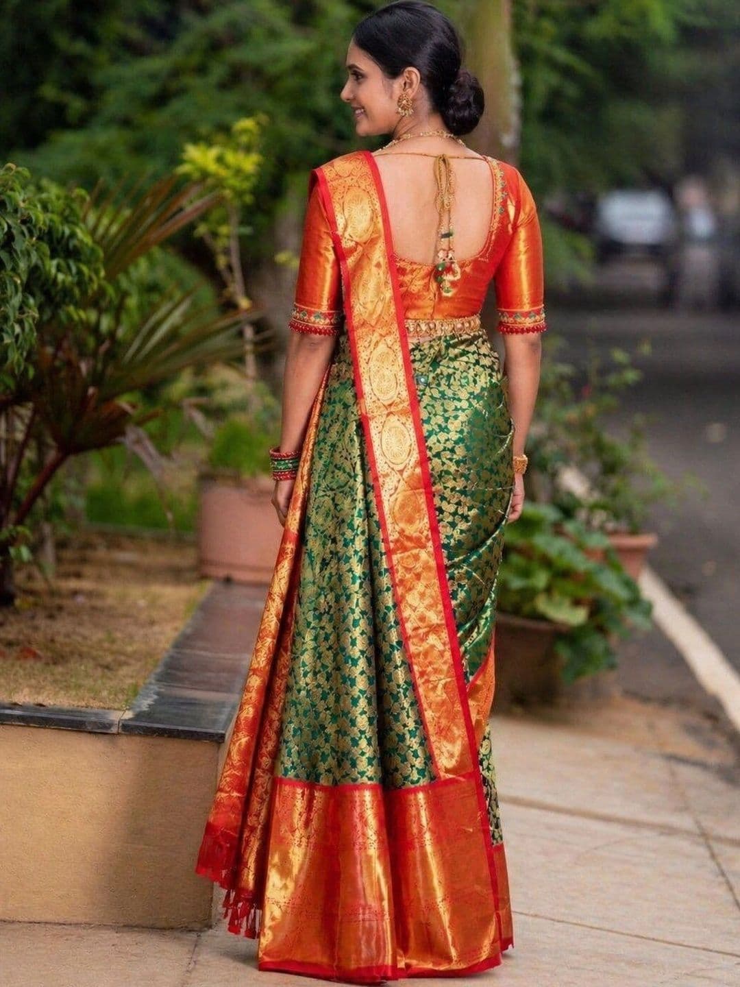 PAZVADI Women Woven Design Zari Silk Blend Designer Kanjeevaram Saree thumbnail 5
