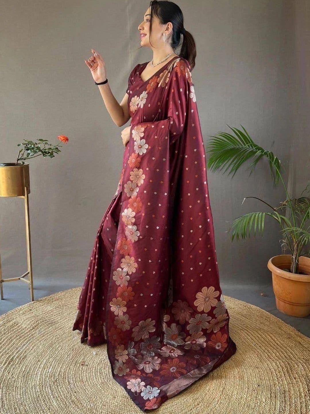 Milvia Ethnic Motifs Zari Silk Blend Designer Banarasi Saree thumbnail 2