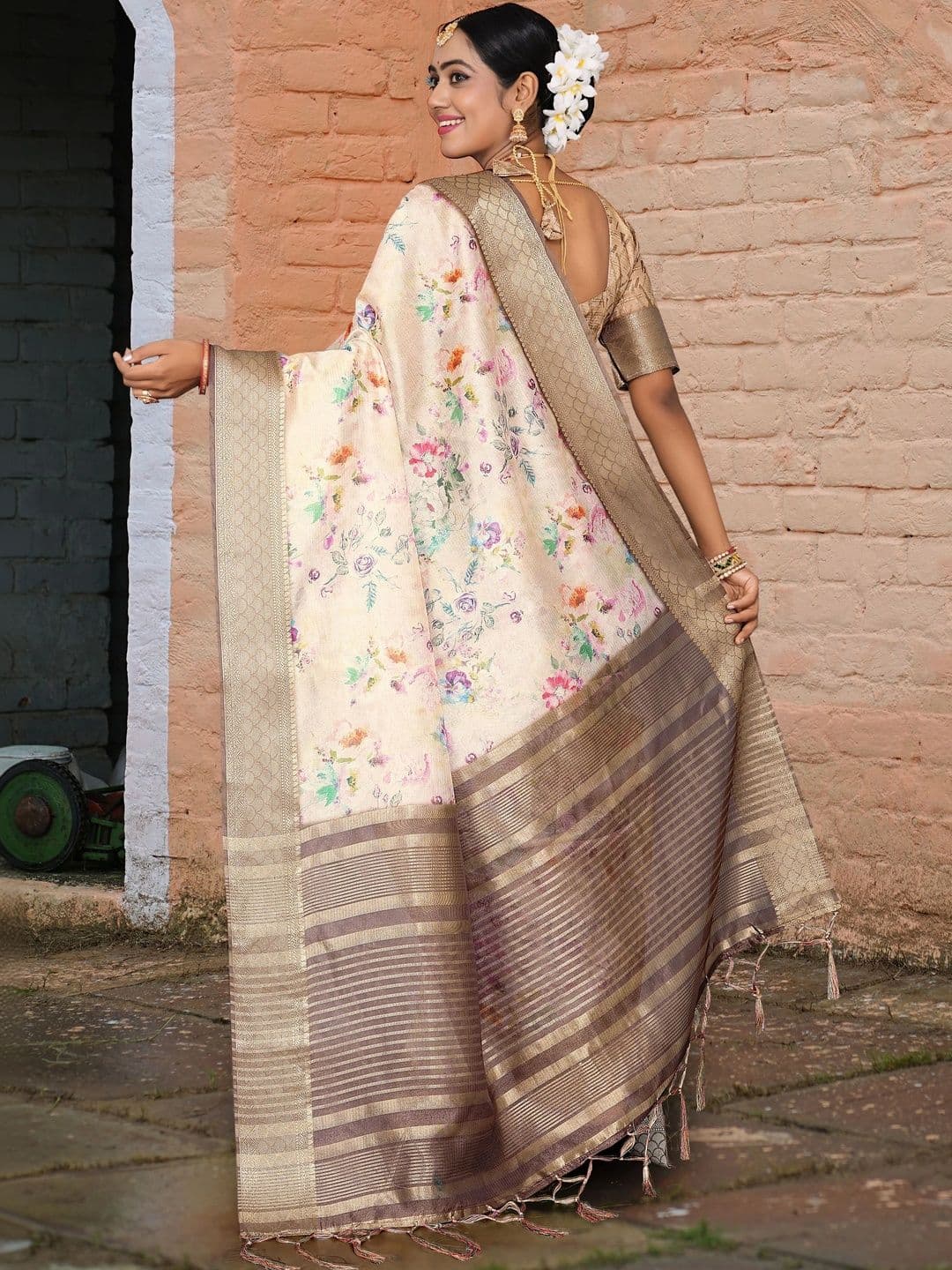 NARIVESH TRENDS Floral Zari Art Silk Saree thumbnail 4