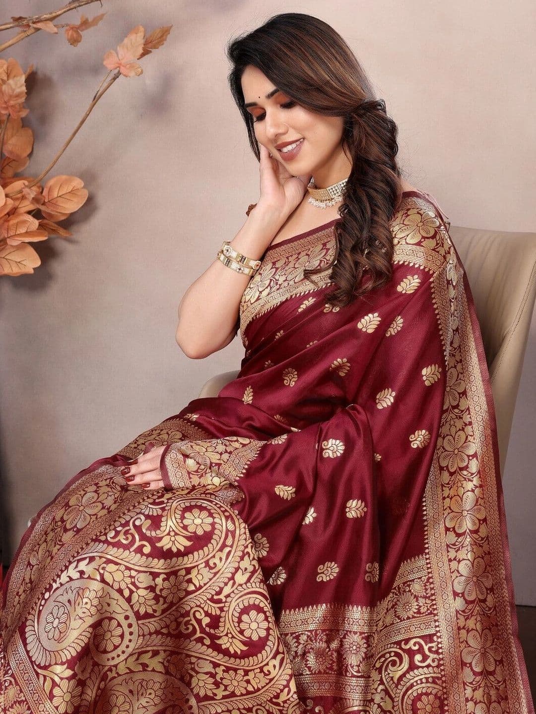 ODHNEE Woven Design Zari Silk Blend Designer Banarasi Saree thumbnail 2