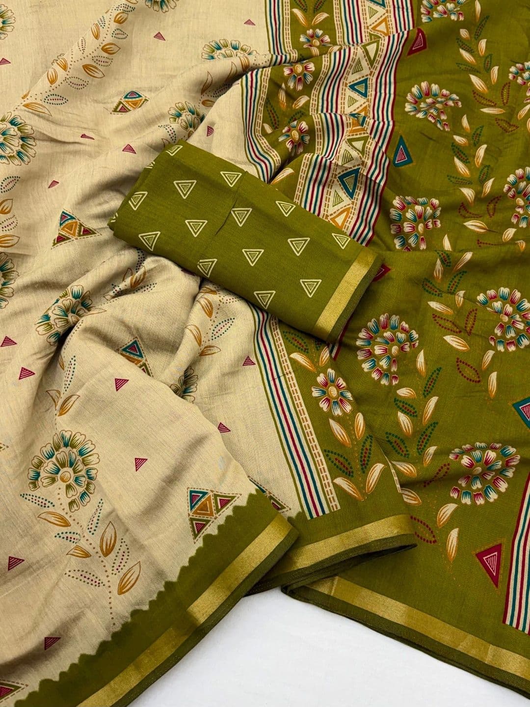 NARIVESH TRENDS Floral Saree thumbnail 2