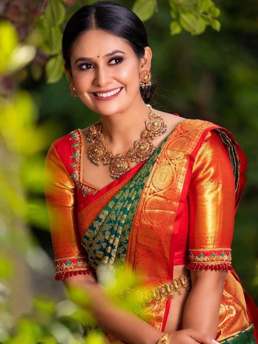 PAZVADI Women Woven Design Zari Silk Blend Designer Kanjeevaram Saree thumbnail 4