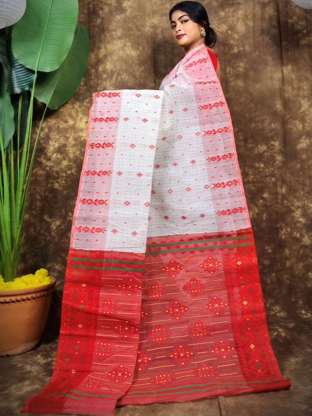 Monde Avenir Woven Design Jamdani Saree thumbnail 4