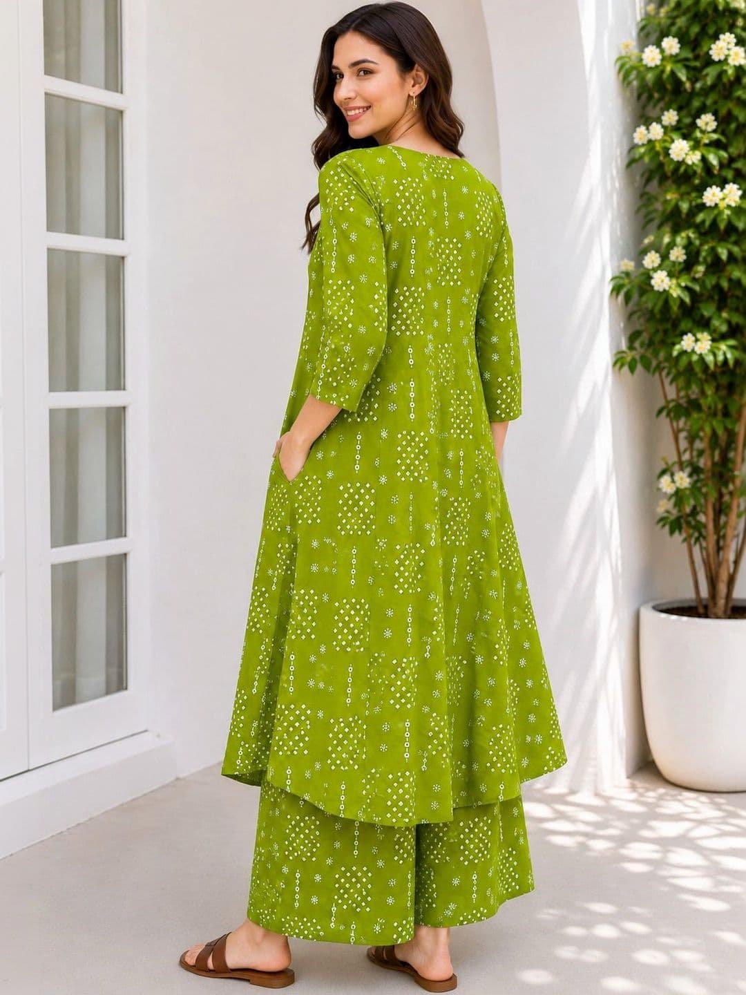 EVANORA Women Ethnic Motifs Printed Regular Kurta with Palazzos thumbnail 2