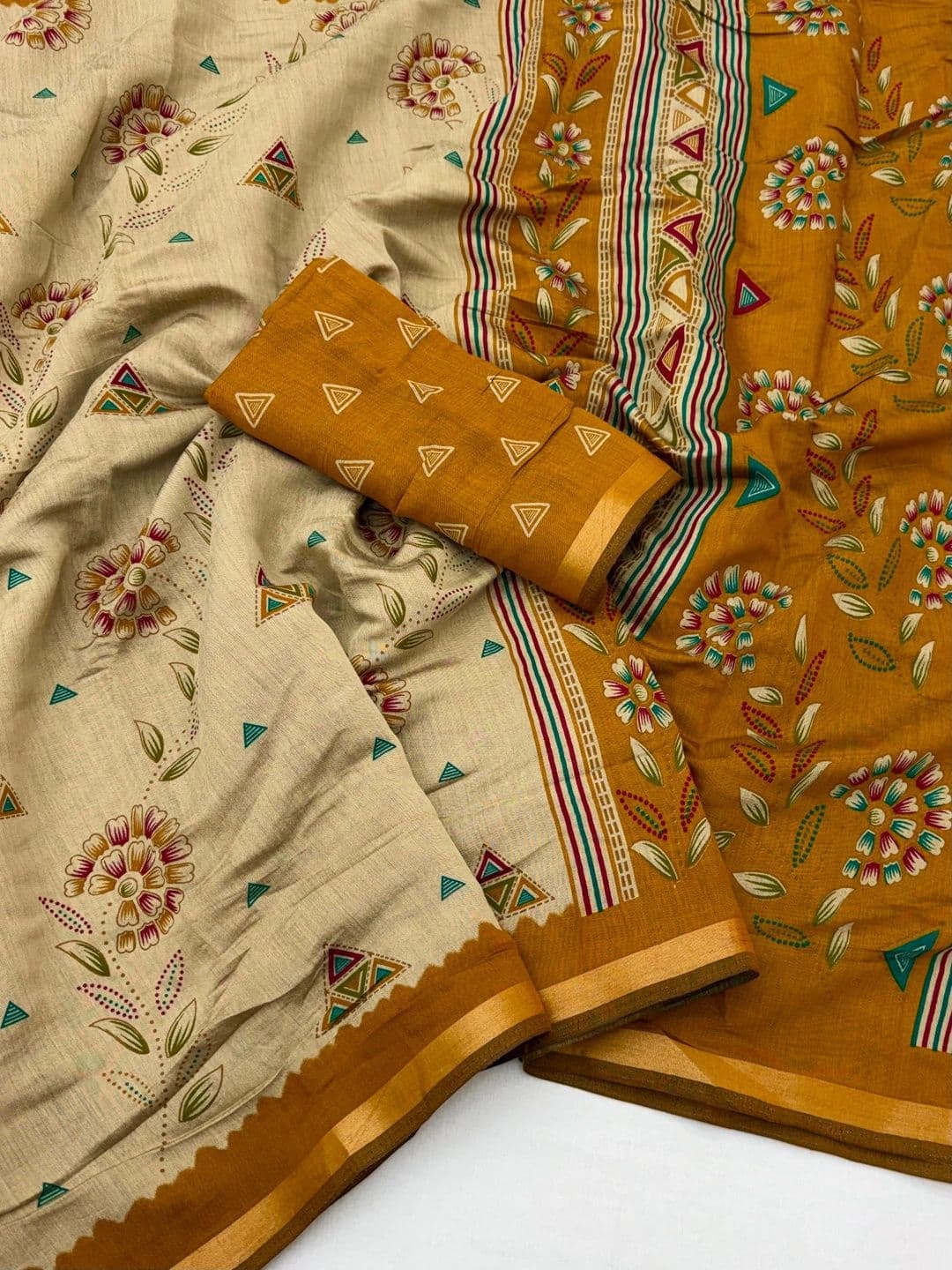 NARIVESH TRENDS Floral Saree thumbnail 2