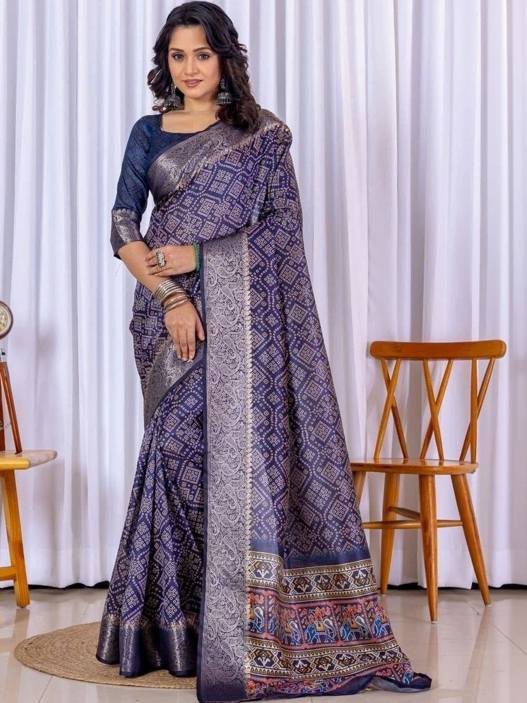 Sampada india Floral Zari Silk Blend Saree thumbnail 5