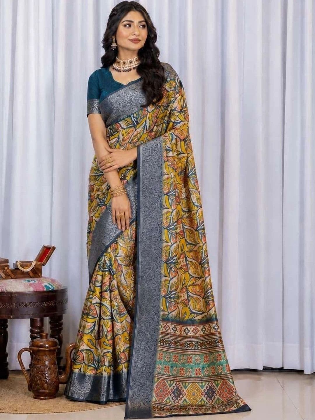 Sampada india Floral Zari Silk Blend Saree thumbnail 3
