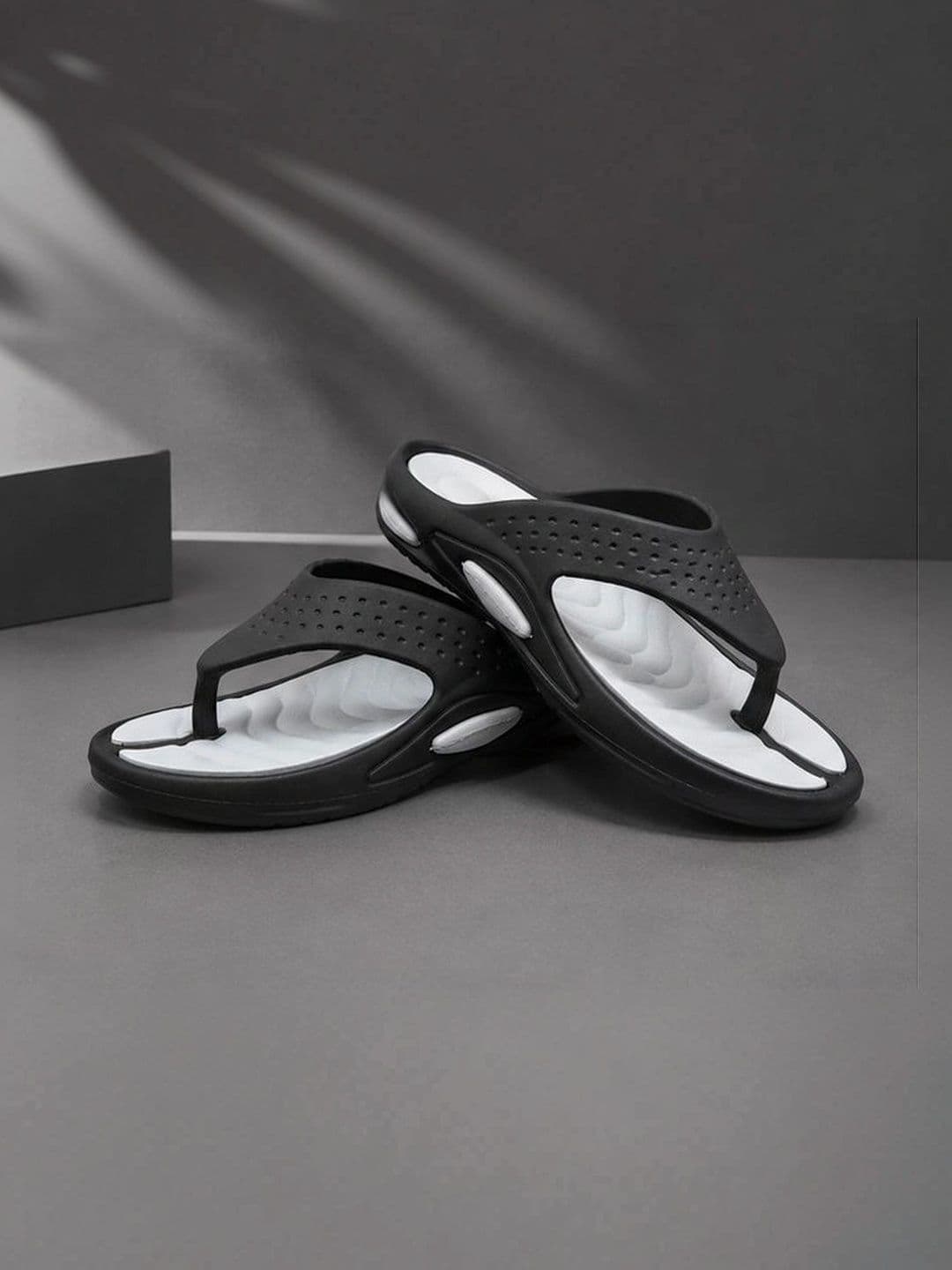 VOOLIO Men Colourblocked Thong Flip-Flops thumbnail 6