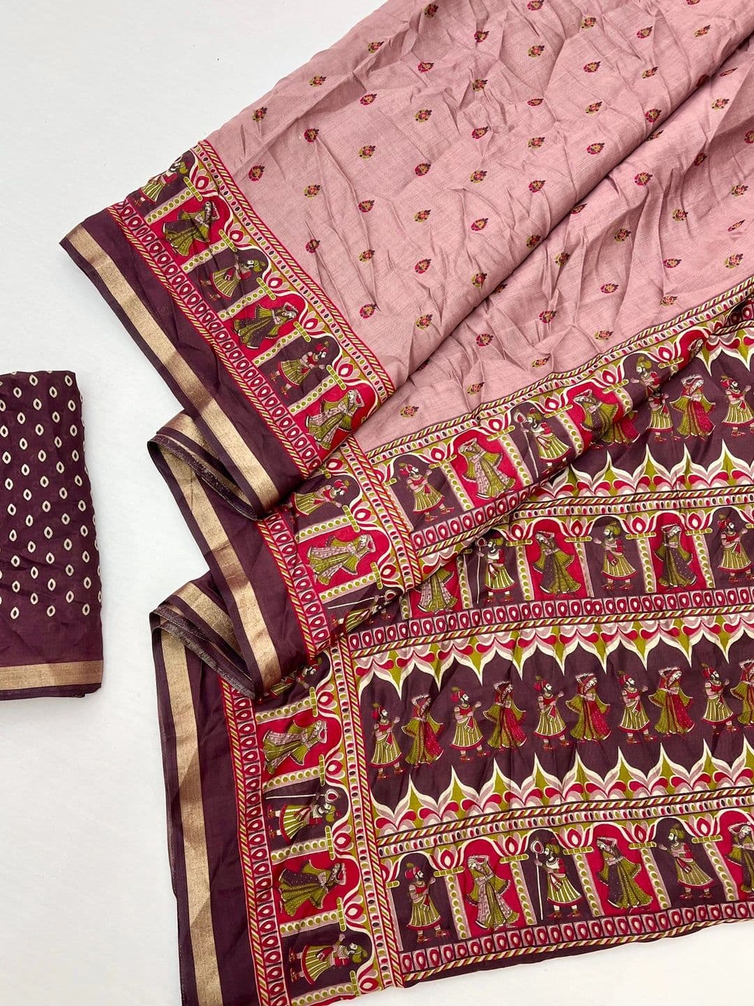 Narivesh Trends Women Traditional Figure & Floral Motif Printed Saree With Zari Border thumbnail 3