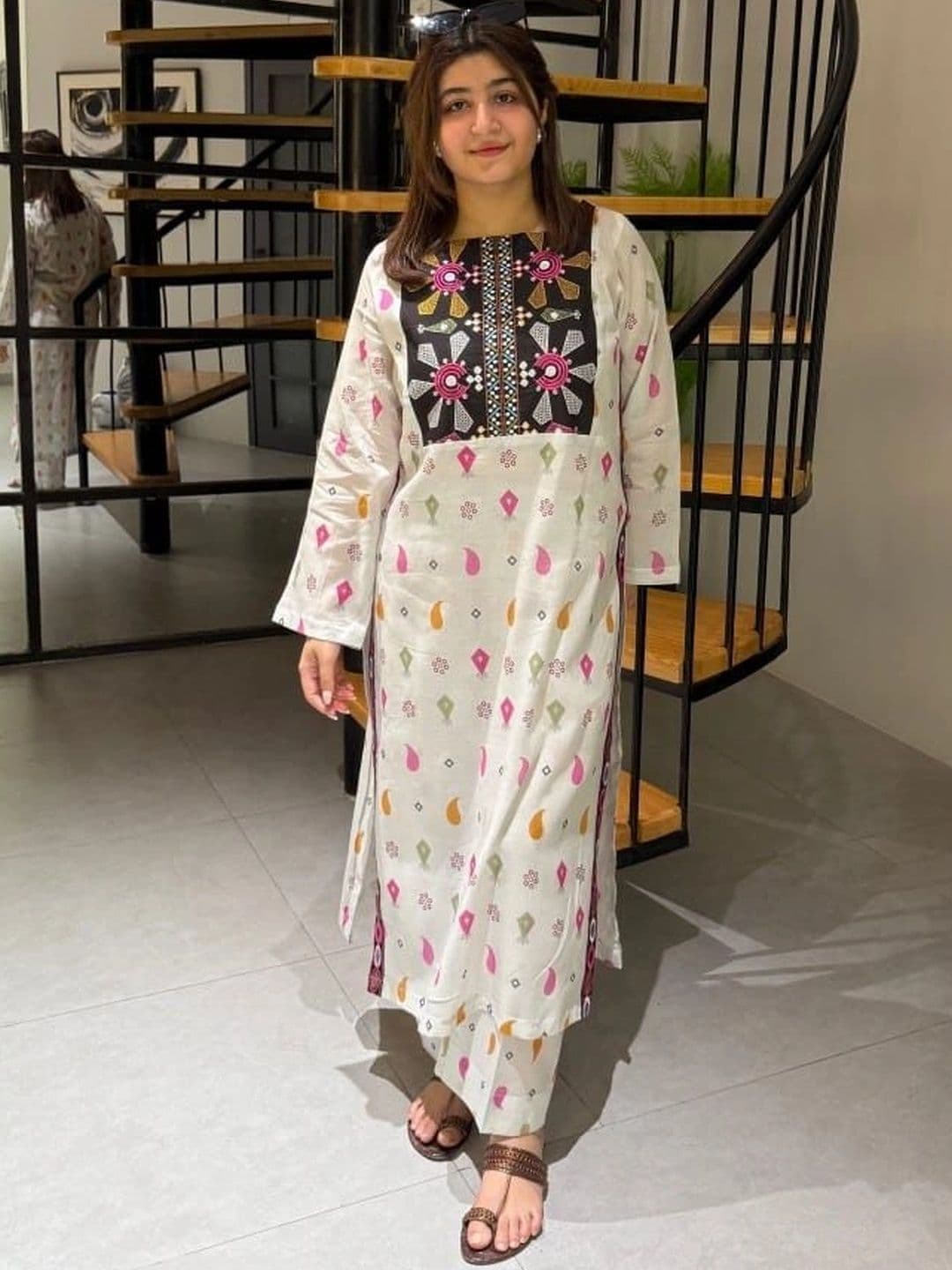 SHRI MAYA BOUTIQUE Women Ethnic Motifs Printed Regular Pure Cotton Kurta with Trousers thumbnail 5