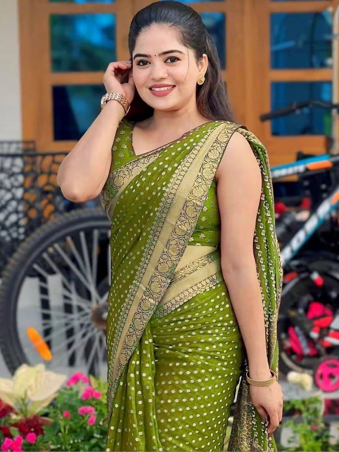 Milvia Woven Design Zari Silk Blend Designer Banarasi Saree thumbnail 5