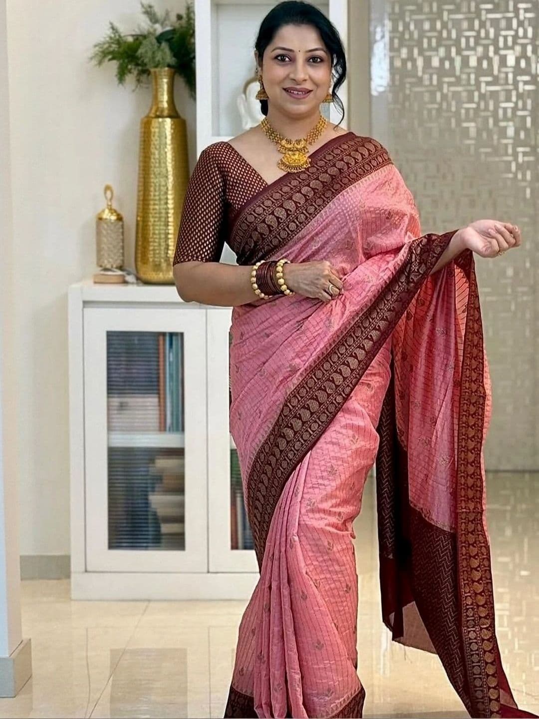 PAZVADI Woven Design Zari Silk Blend Designer Kanjeevaram Saree thumbnail 4