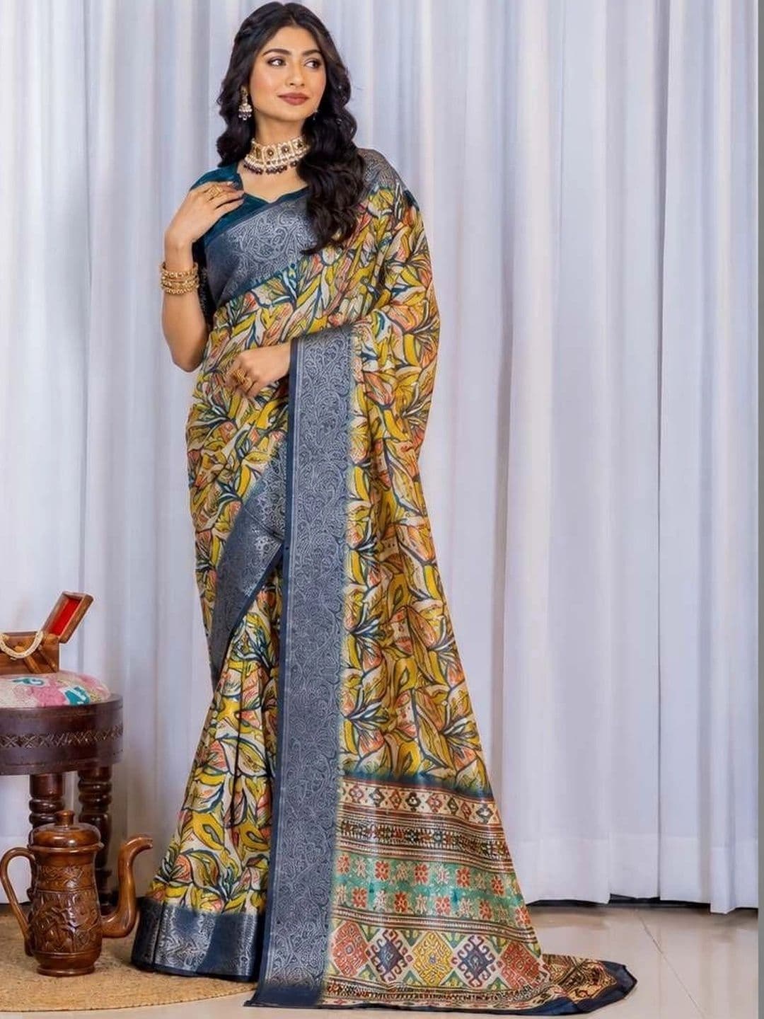 Sampada india Floral Zari Silk Blend Saree thumbnail 4