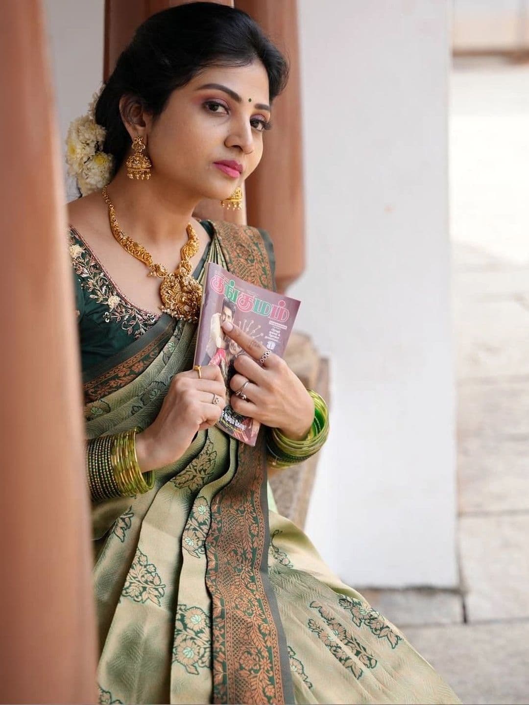 PAZVADI Woven Design Zari Silk Blend Designer Kanjeevaram Saree thumbnail 2
