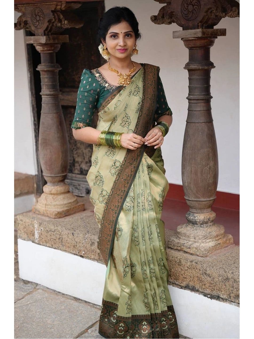 PAZVADI Woven Design Zari Silk Blend Designer Kanjeevaram Saree - view 1