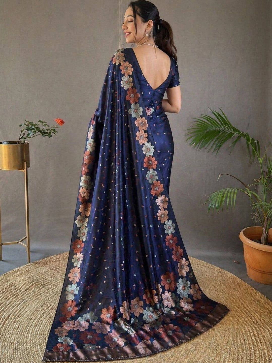 PAZVADI Floral Zari Silk Blend Designer Kanjeevaram Saree thumbnail 3
