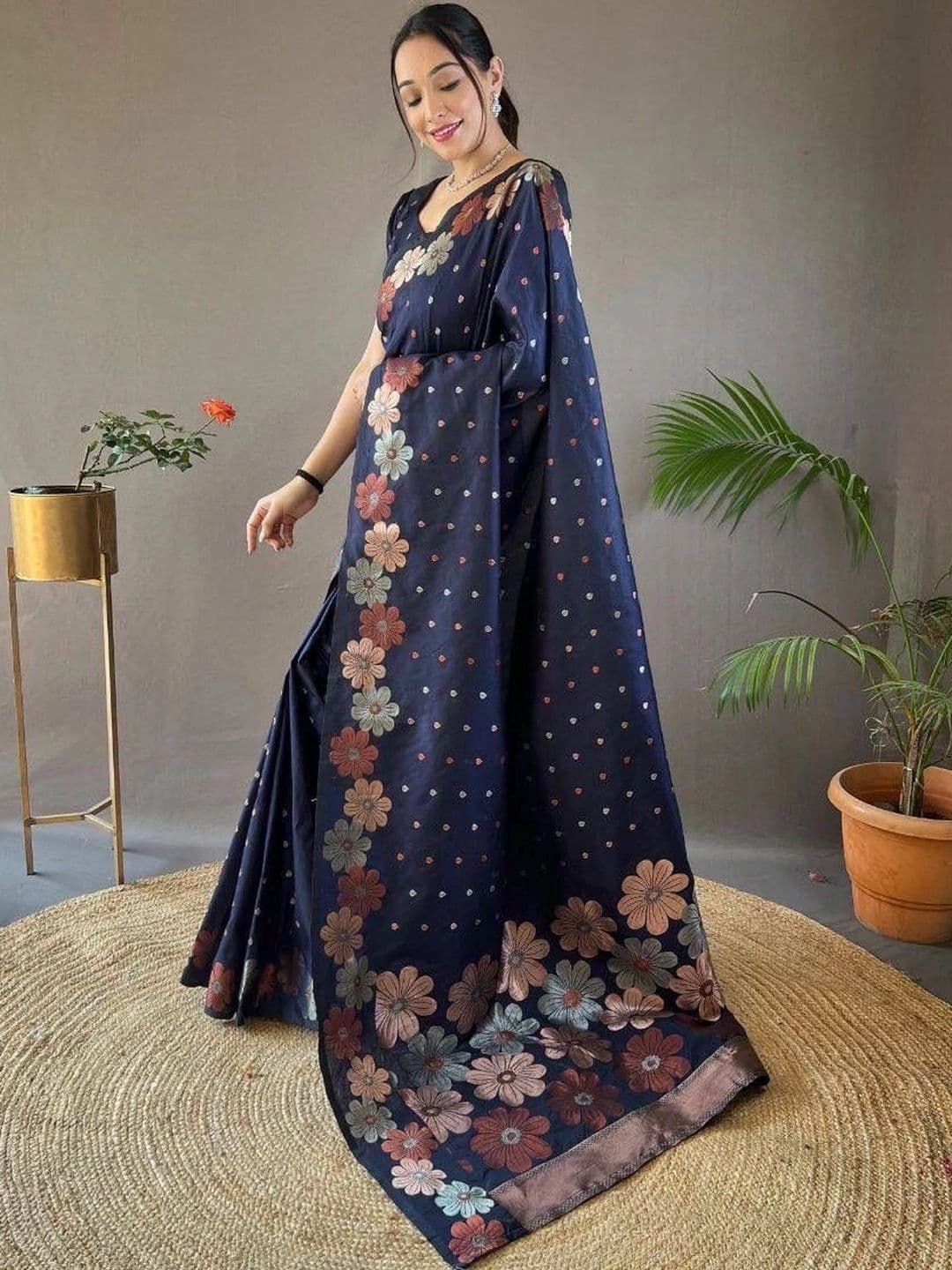 PAZVADI Floral Zari Silk Blend Designer Kanjeevaram Saree thumbnail 2
