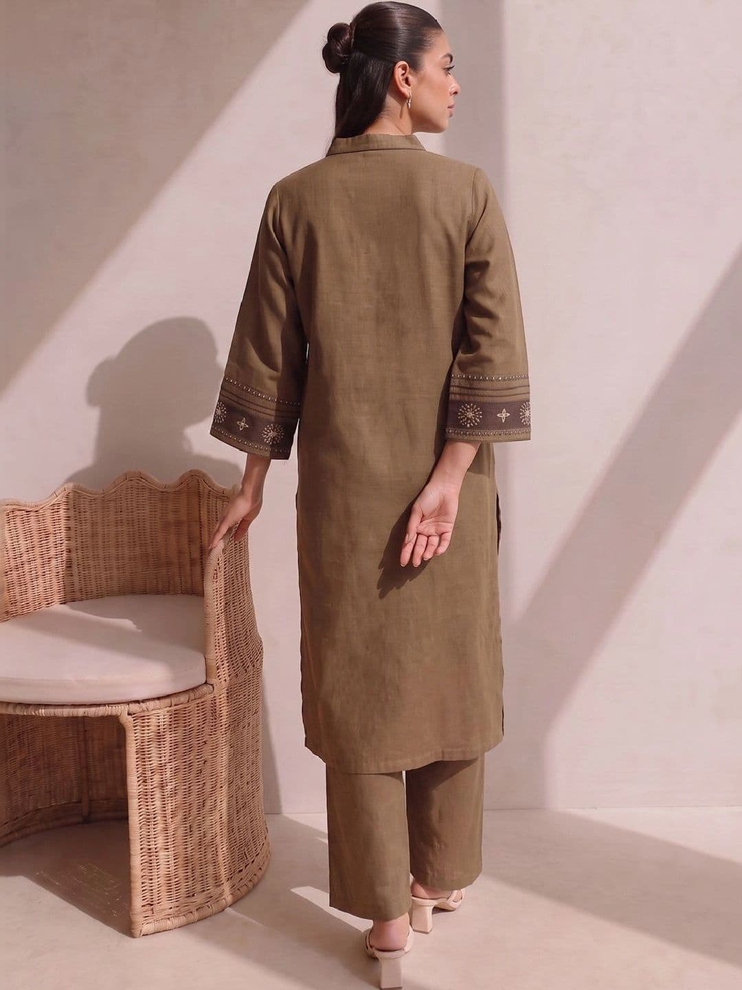 Varanga Women Ethnic Motifs Embroidered Regular Thread Work Kurta with Trousers thumbnail 6