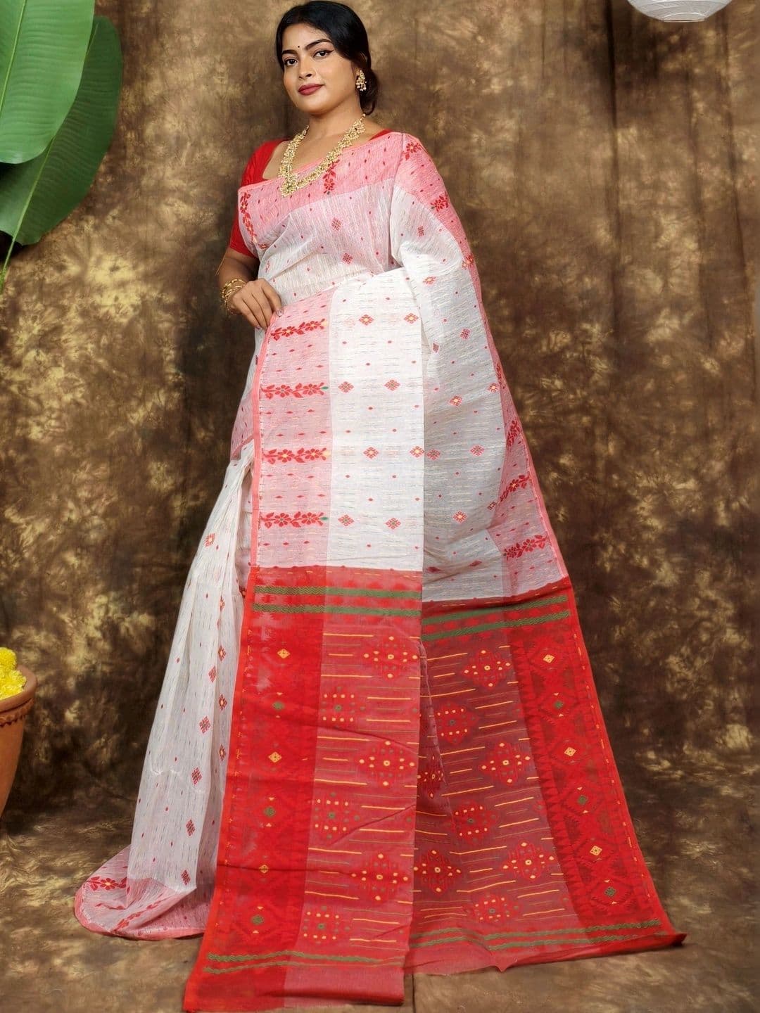 Monde Avenir Woven Design Jamdani Saree thumbnail 2