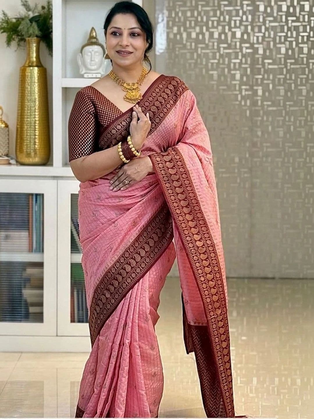 PAZVADI Woven Design Zari Silk Blend Designer Kanjeevaram Saree thumbnail 3