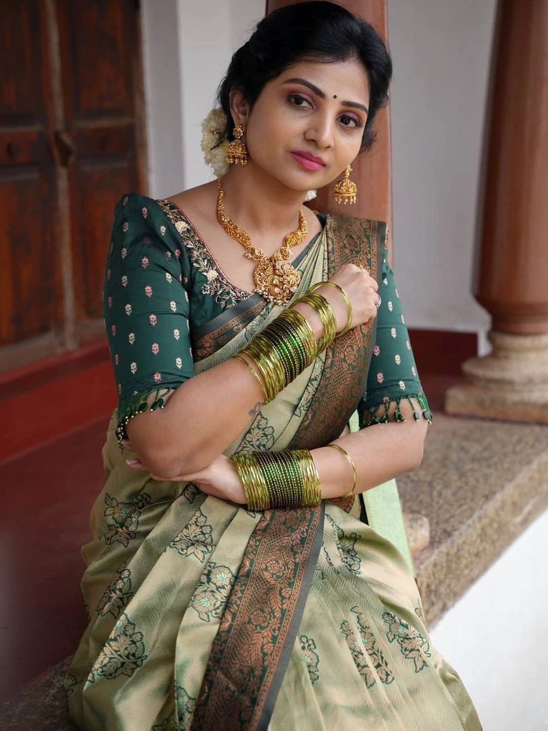 PAZVADI Woven Design Zari Silk Blend Designer Kanjeevaram Saree thumbnail 4