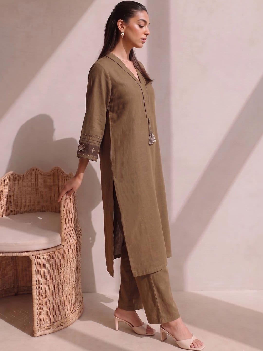Varanga Women Ethnic Motifs Embroidered Regular Thread Work Kurta with Trousers thumbnail 2