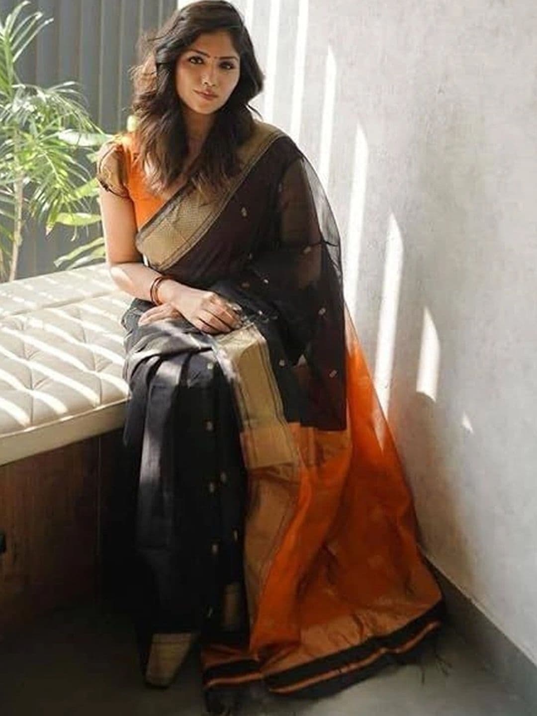 VYOM CREATION Zari Art Silk Banarasi Saree thumbnail 4