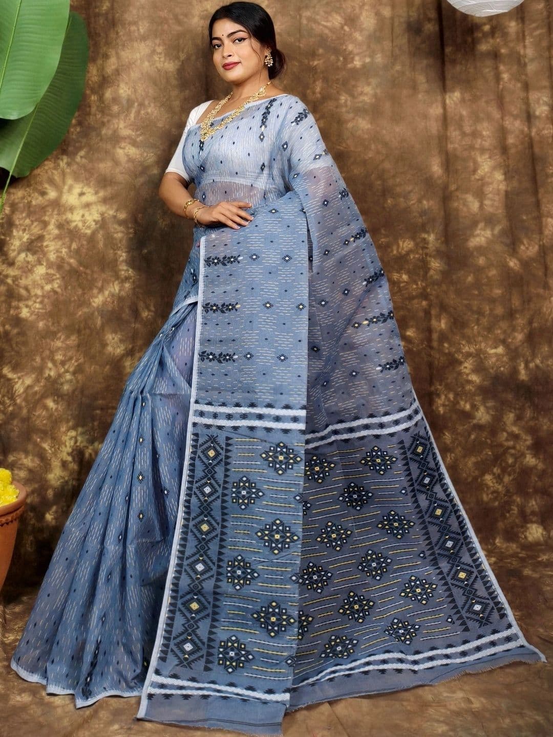 Monde Avenir Woven Design Jamdani Saree thumbnail 4