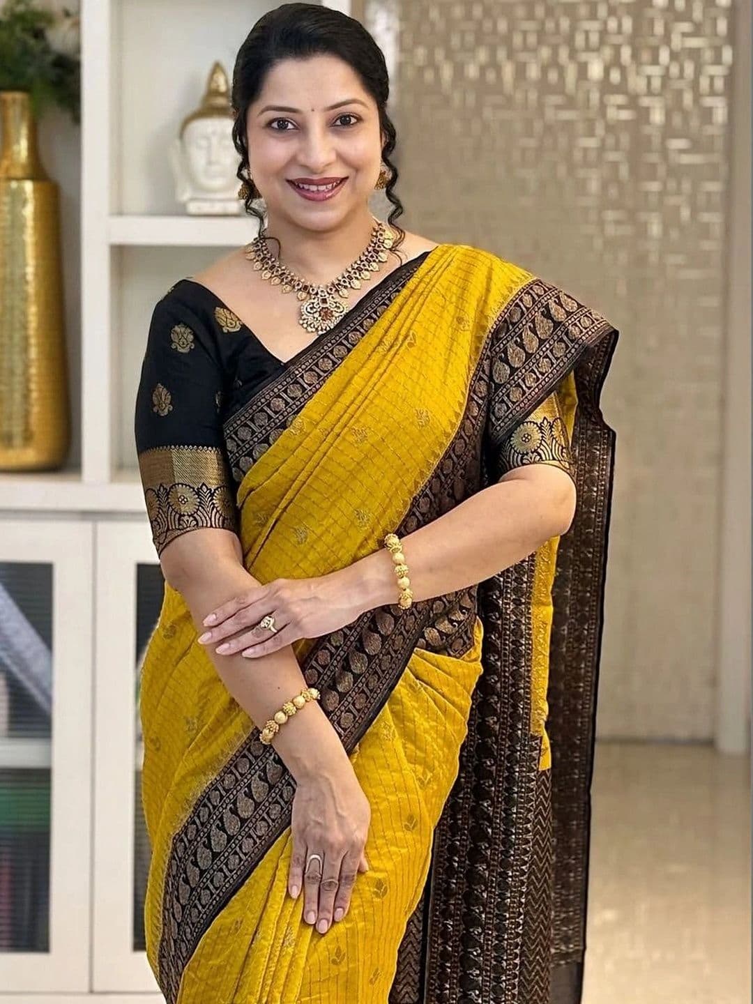 PAZVADI Women Woven Design Zari Silk Blend Designer Kanjeevaram Saree thumbnail 2