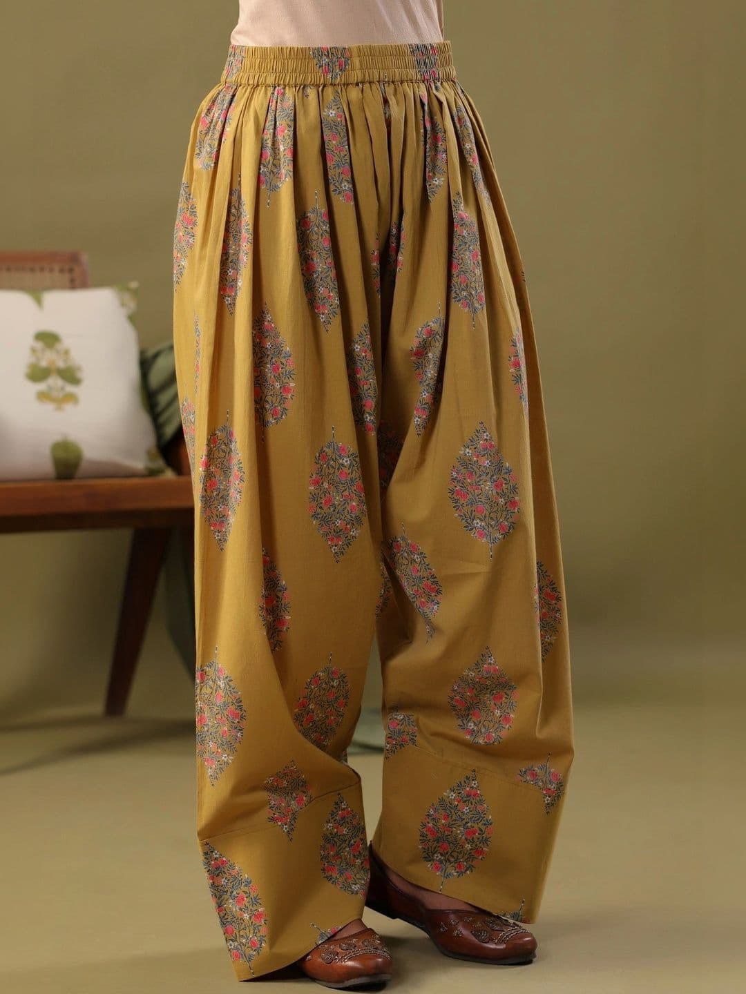 Rimeline Women Floral Printed Regular Pure Cotton Kurta with Farshi Salwar & Dupatta thumbnail 2