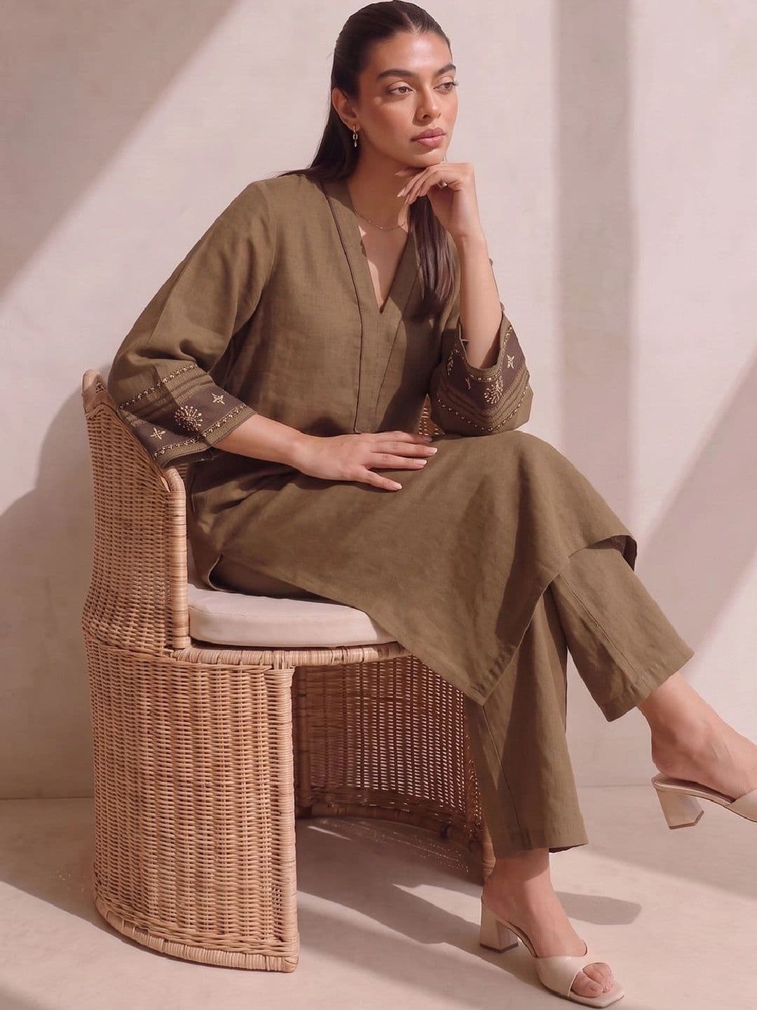 Varanga Women Ethnic Motifs Embroidered Regular Thread Work Kurta with Trousers thumbnail 3