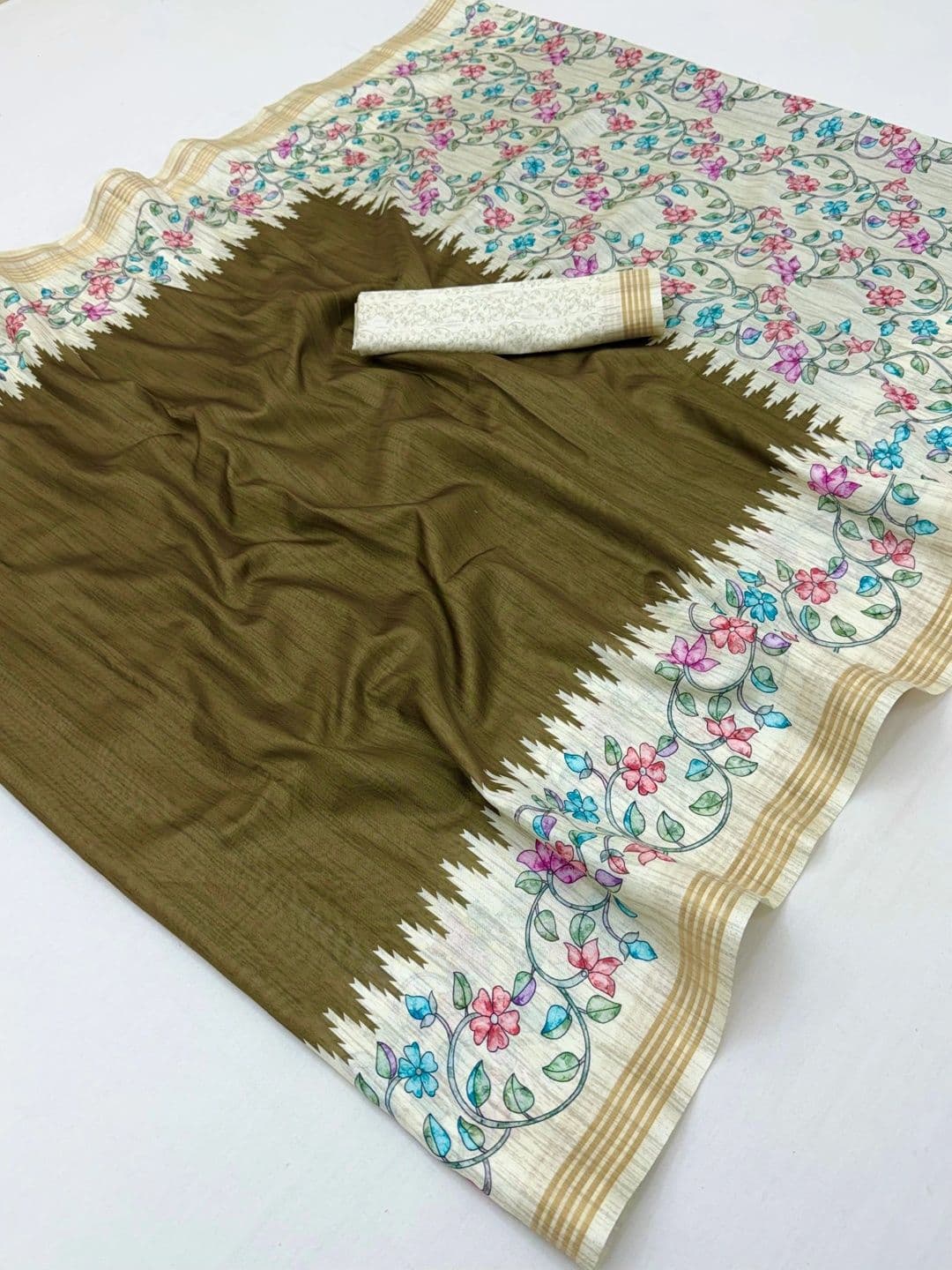 NARIVESH TRENDS Art Silk Saree thumbnail 4