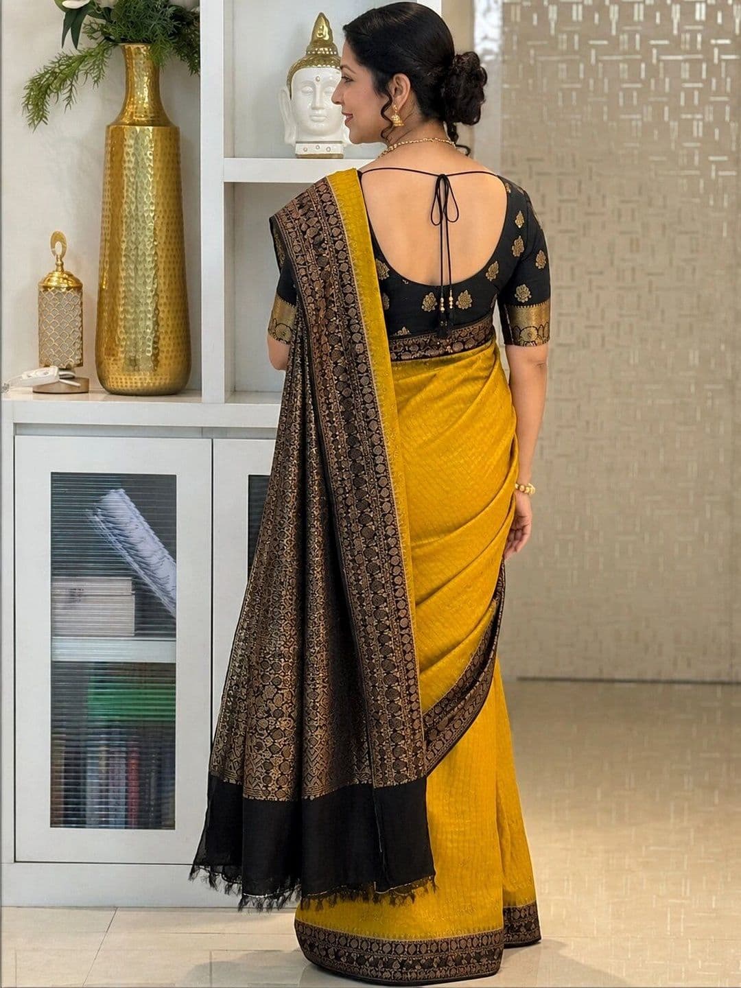 PAZVADI Women Woven Design Zari Silk Blend Designer Kanjeevaram Saree thumbnail 3