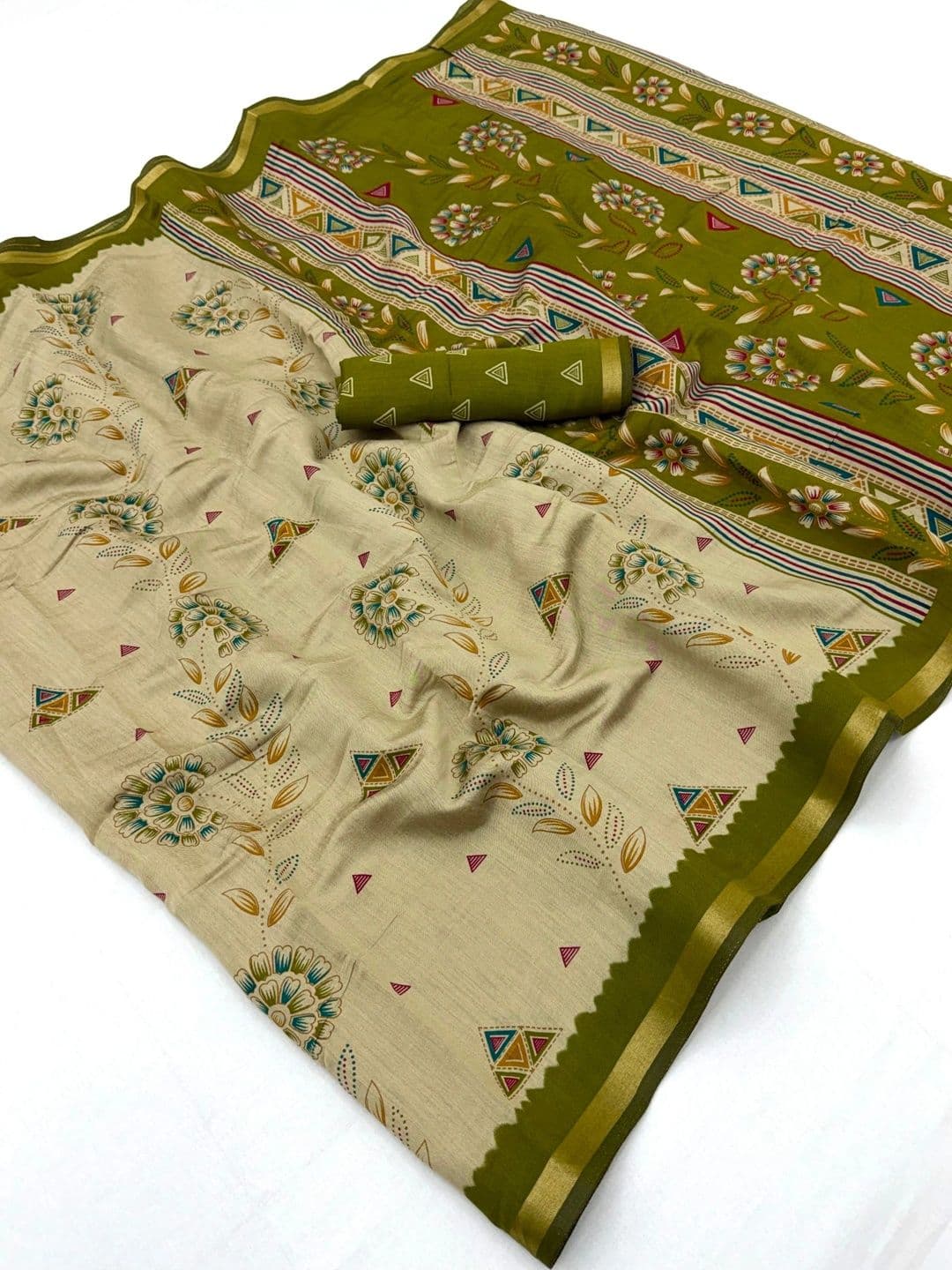 NARIVESH TRENDS Floral Saree thumbnail 3