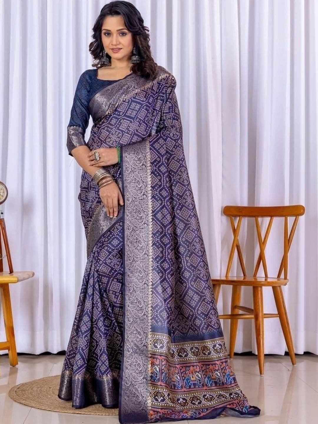 Sampada india Women Woven Design Zari Silk Blend Saree thumbnail 5