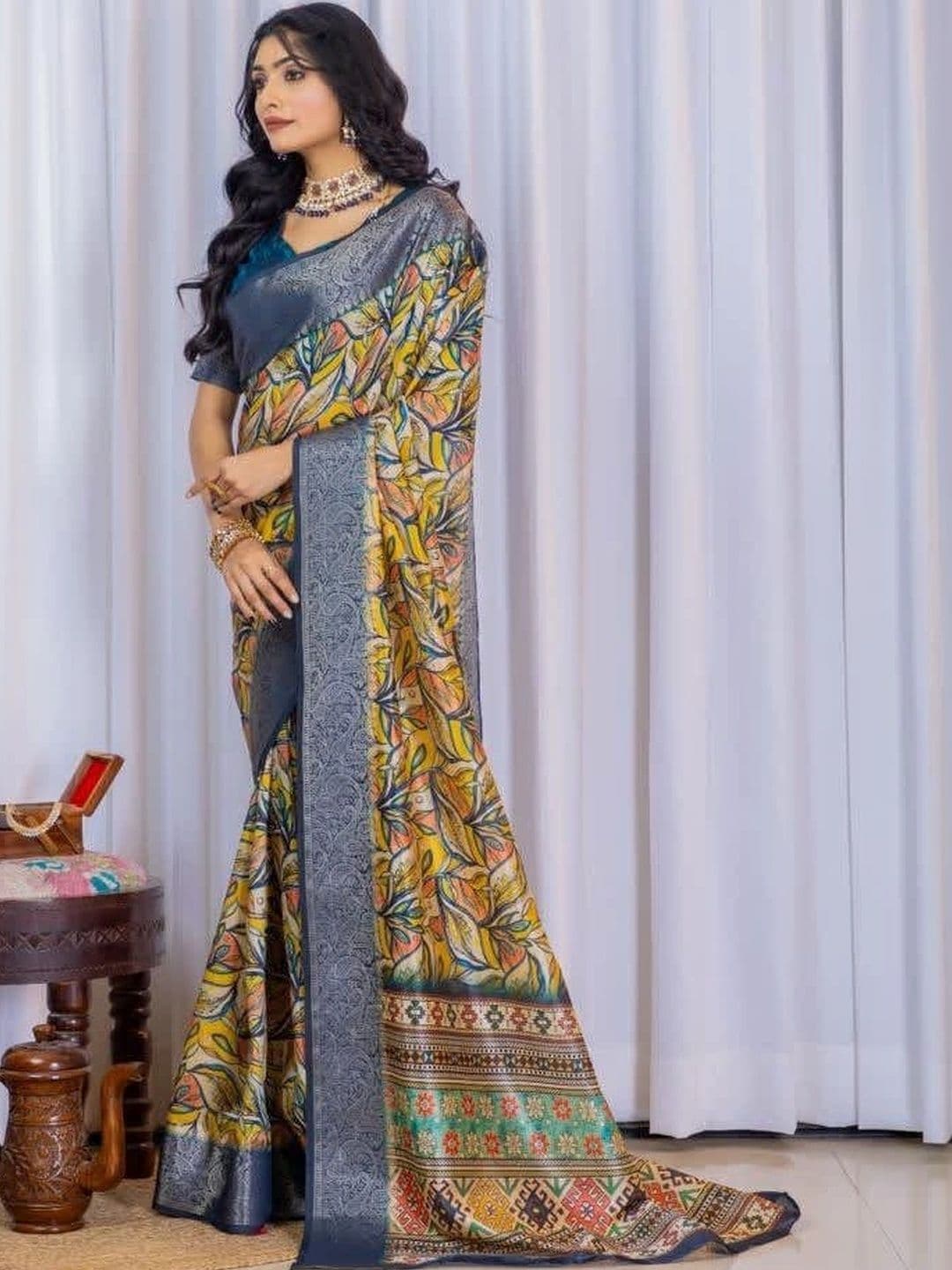 Sampada india Floral Zari Silk Blend Saree thumbnail 2