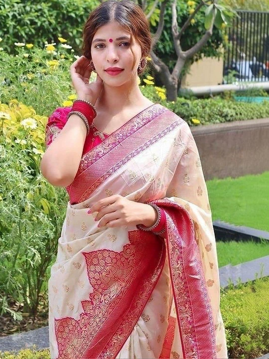 PAZVADI Woven Design Zari Silk Blend Designer Kanjeevaram Saree thumbnail 4