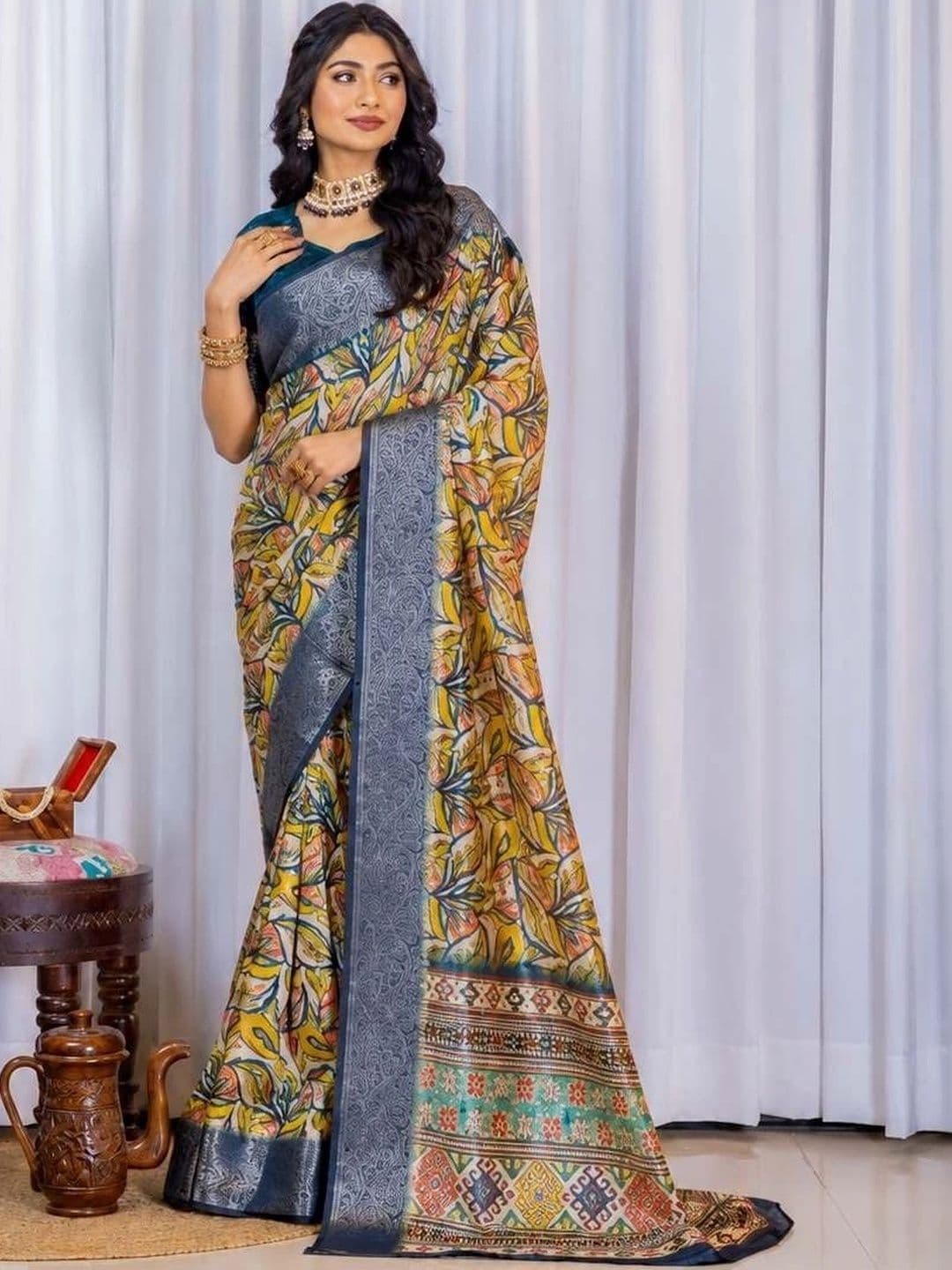 Sampada india Floral Silk Blend Saree thumbnail 2