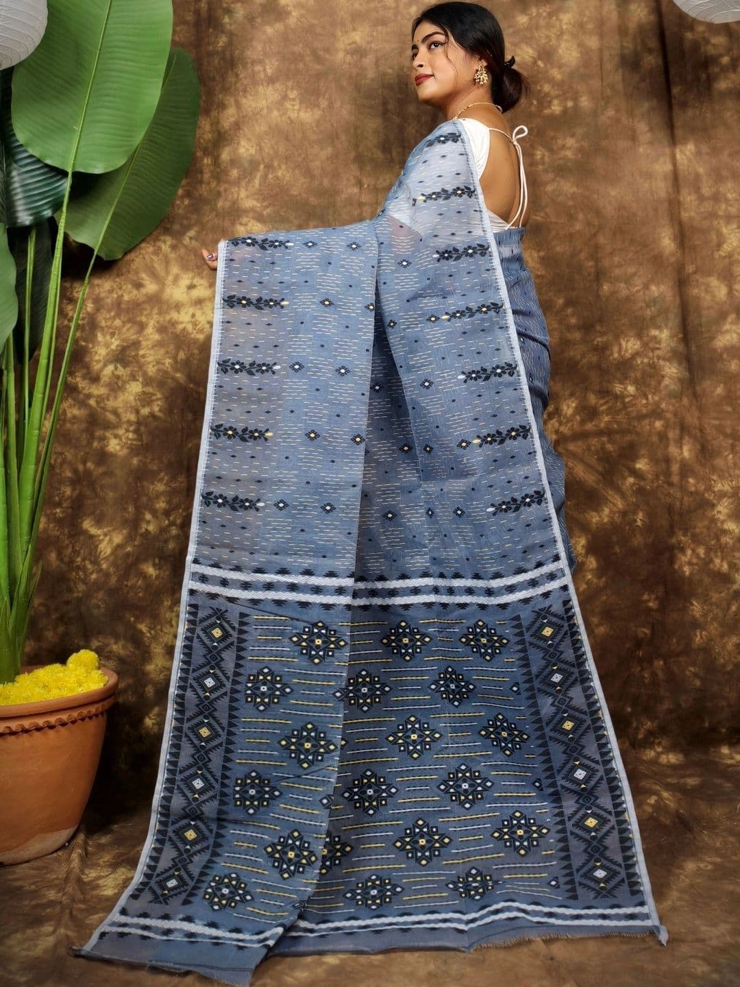 Monde Avenir Woven Design Jamdani Saree thumbnail 3