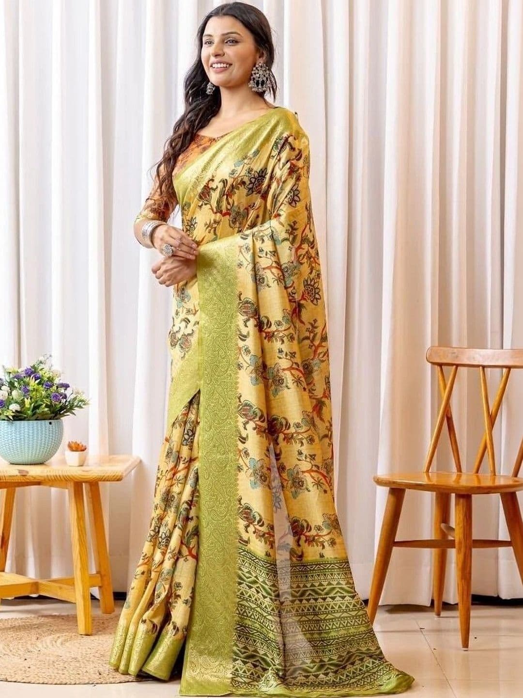 Sampada india Floral Silk Blend Saree thumbnail 3