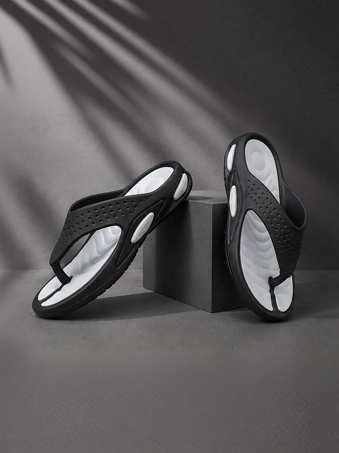 VOOLIO Men Colourblocked Thong Flip-Flops thumbnail 5